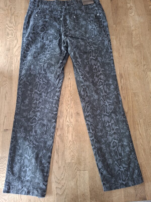 20260508_151324 BRAX grijs/zwarte broek met slangenprint maat 36