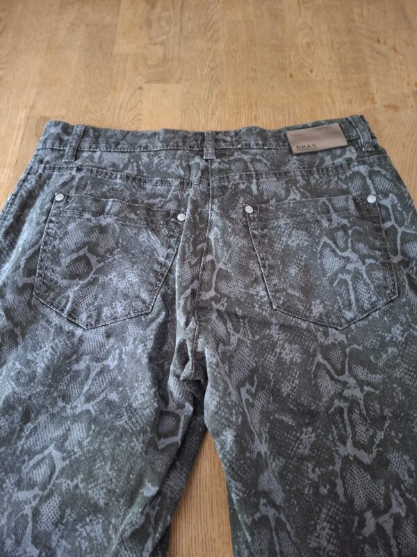 20260508_151327 BRAX grijs/zwarte broek met slangenprint maat 36