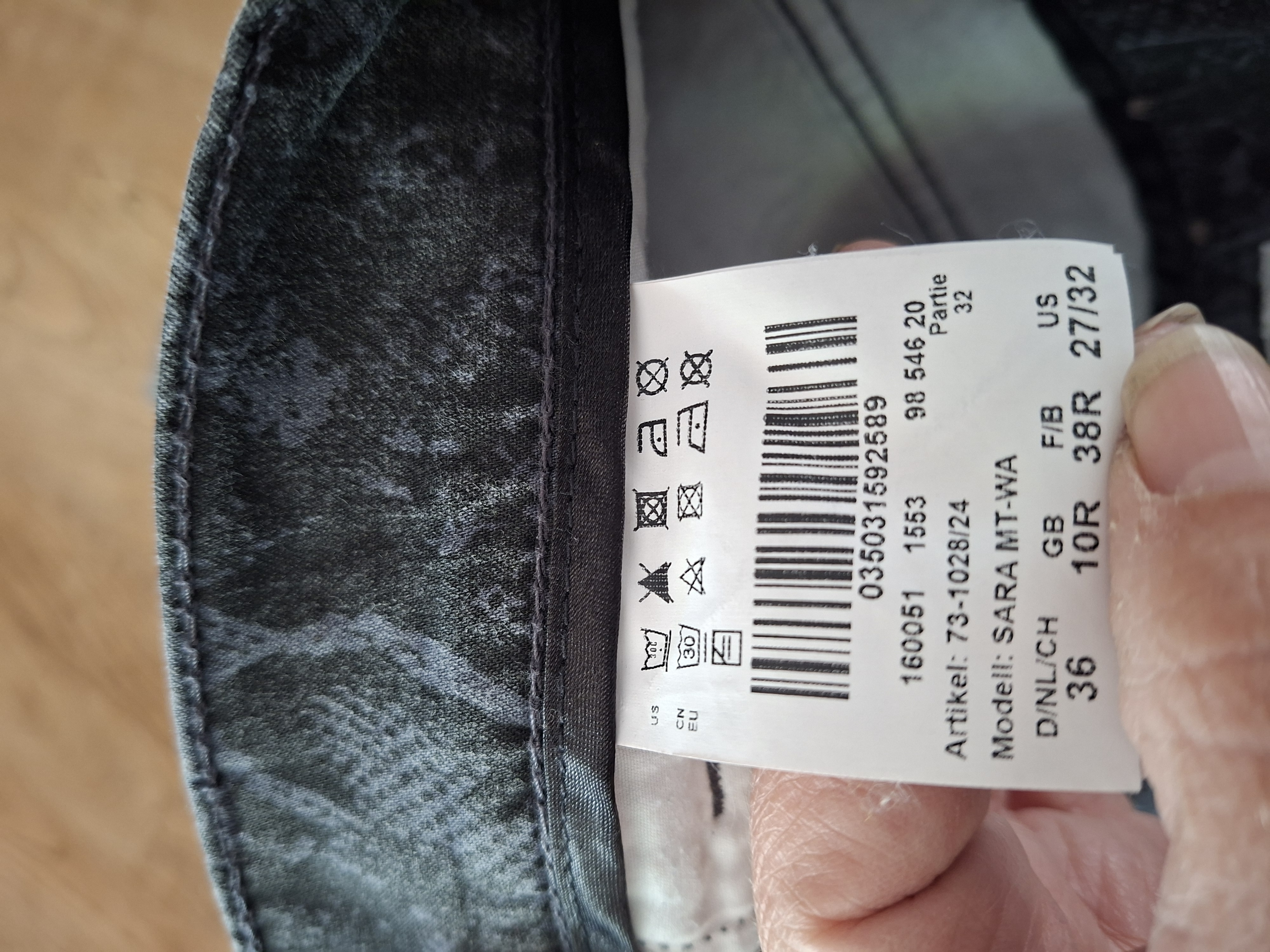 20260508_151345 BRAX grijs/zwarte broek met slangenprint maat 36