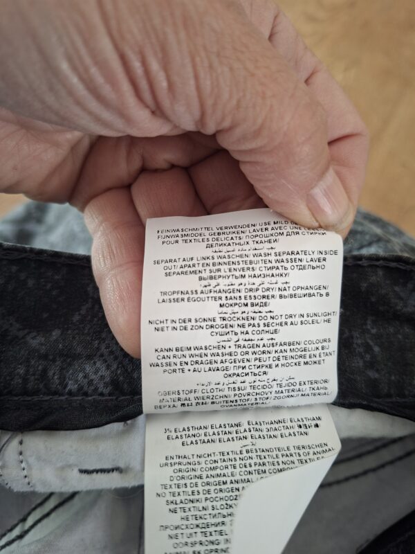 20260508_151403 BRAX grijs/zwarte broek met slangenprint maat 36