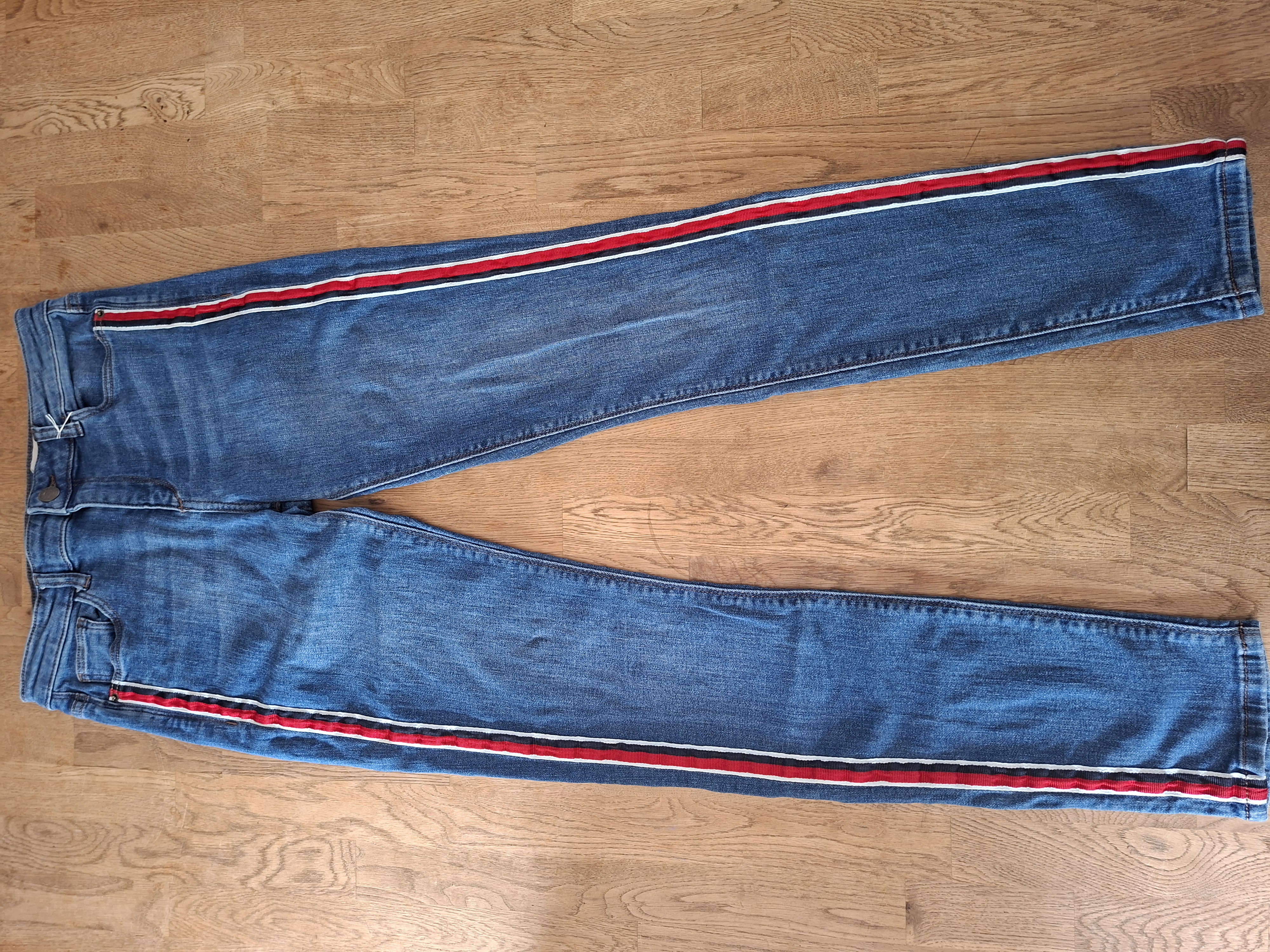 20260508_151455 Esprit spijkerbroek met blauw rode bies maat 36