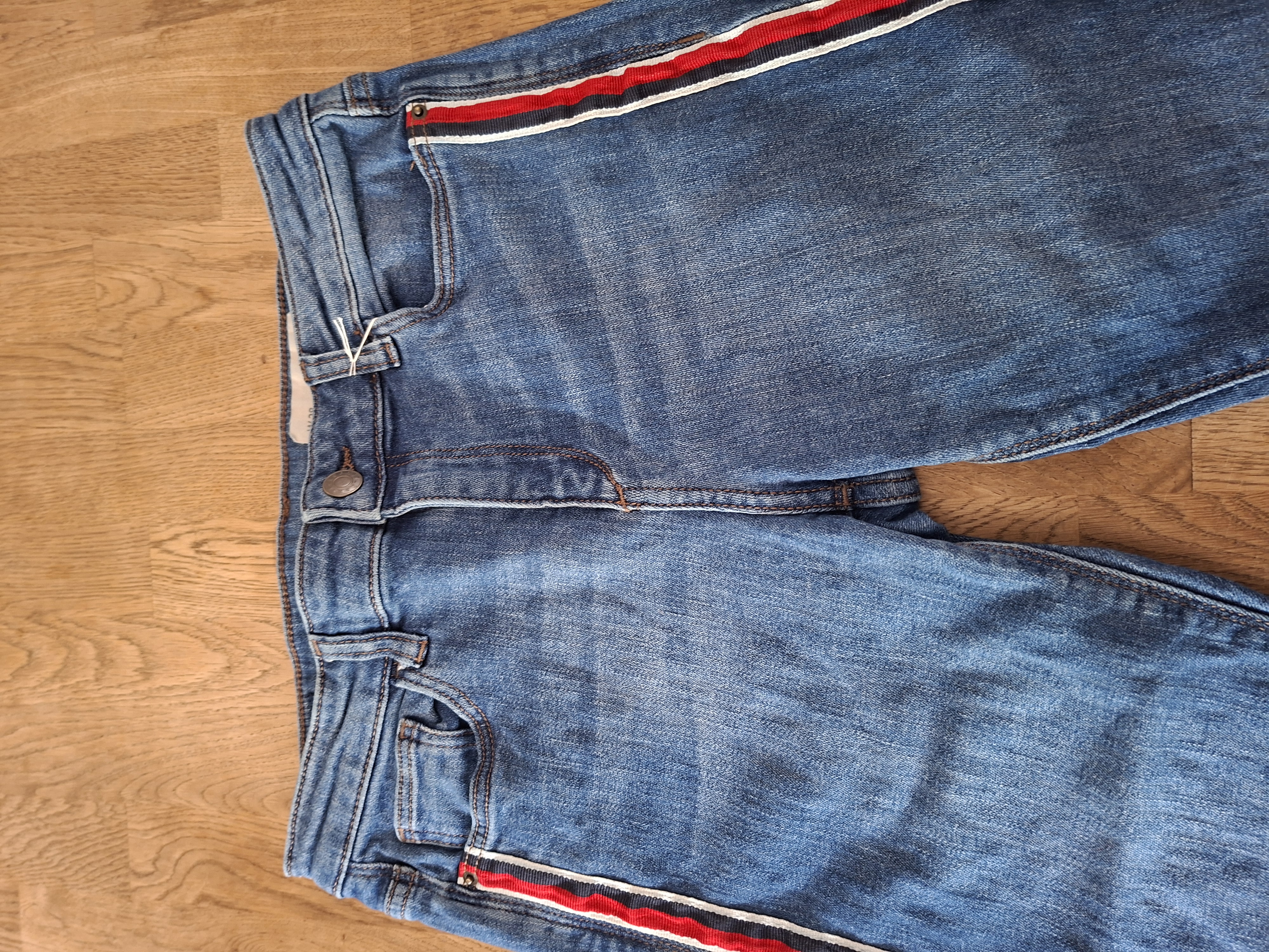 20260508_151528 Esprit spijkerbroek met blauw rode bies maat 36