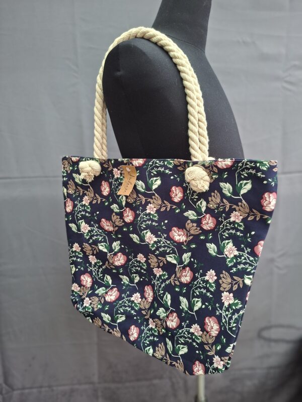 20260517_153952 Juleeze beach bag / shopper donkerblauw romantische bloemenprint