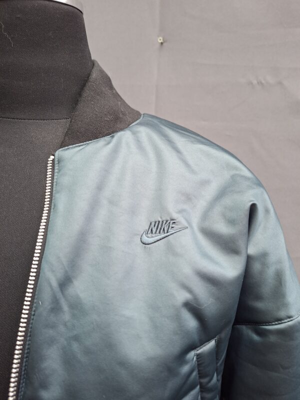 20260517_180222 Nike Sportswear reversible windrunner jack zwart/teal maat S