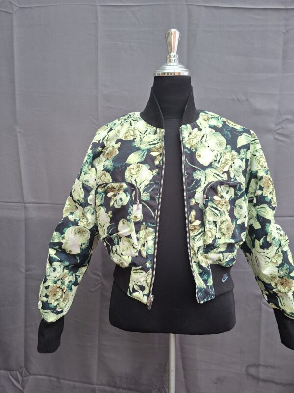 20260517_180346 Nike Sportswear reversible windrunner jack zwart/teal maat S