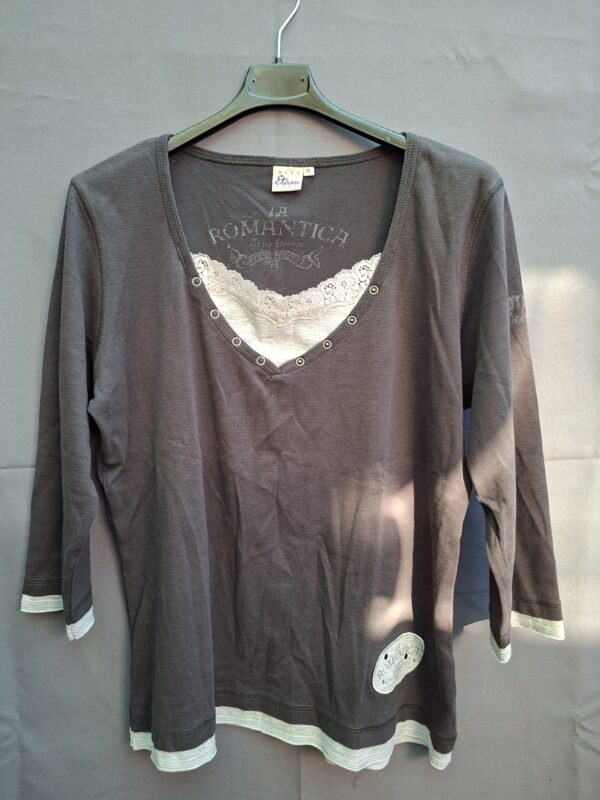 20260518_201133 Miss Etam La Romantica top taupe kant 3/4 mouw maat XL