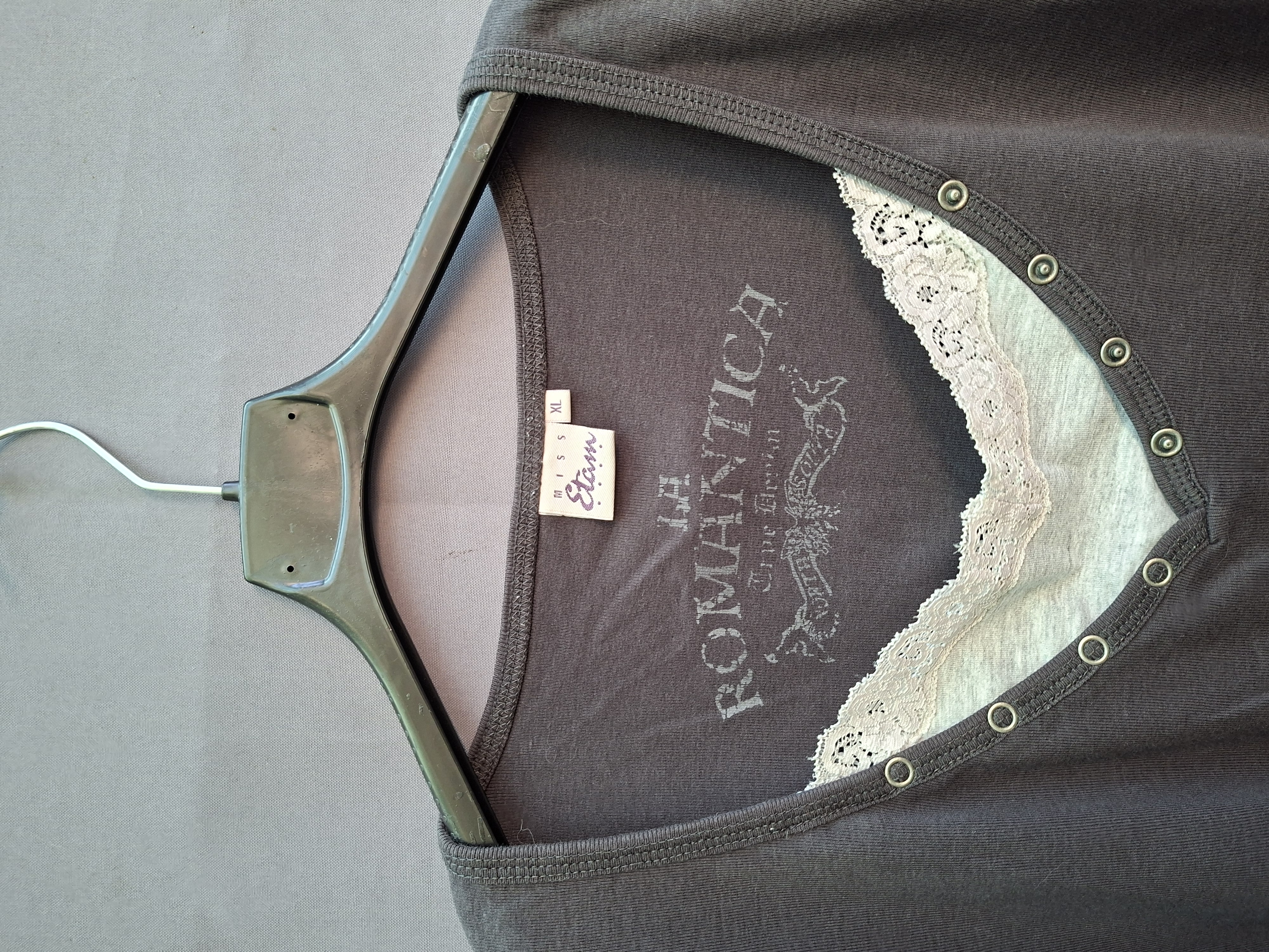 20260518_201135 Miss Etam La Romantica top taupe kant 3/4 mouw maat XL