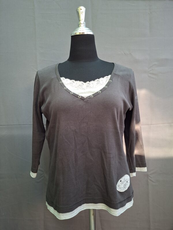 20260518_201222 Miss Etam La Romantica top taupe kant 3/4 mouw maat XL
