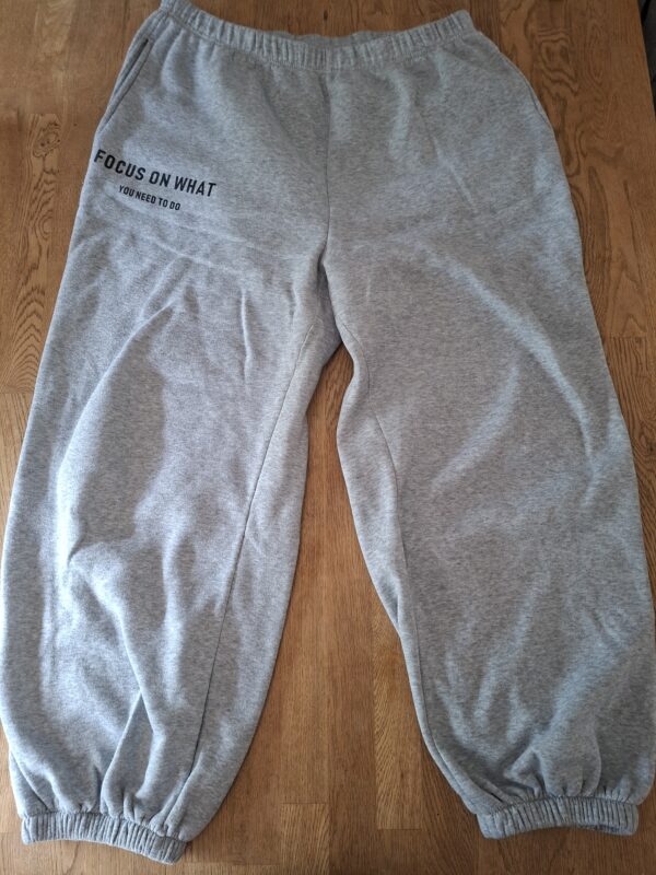 20260521_154047 Shein joggingbroek grijs "Focus on What" print maat XL