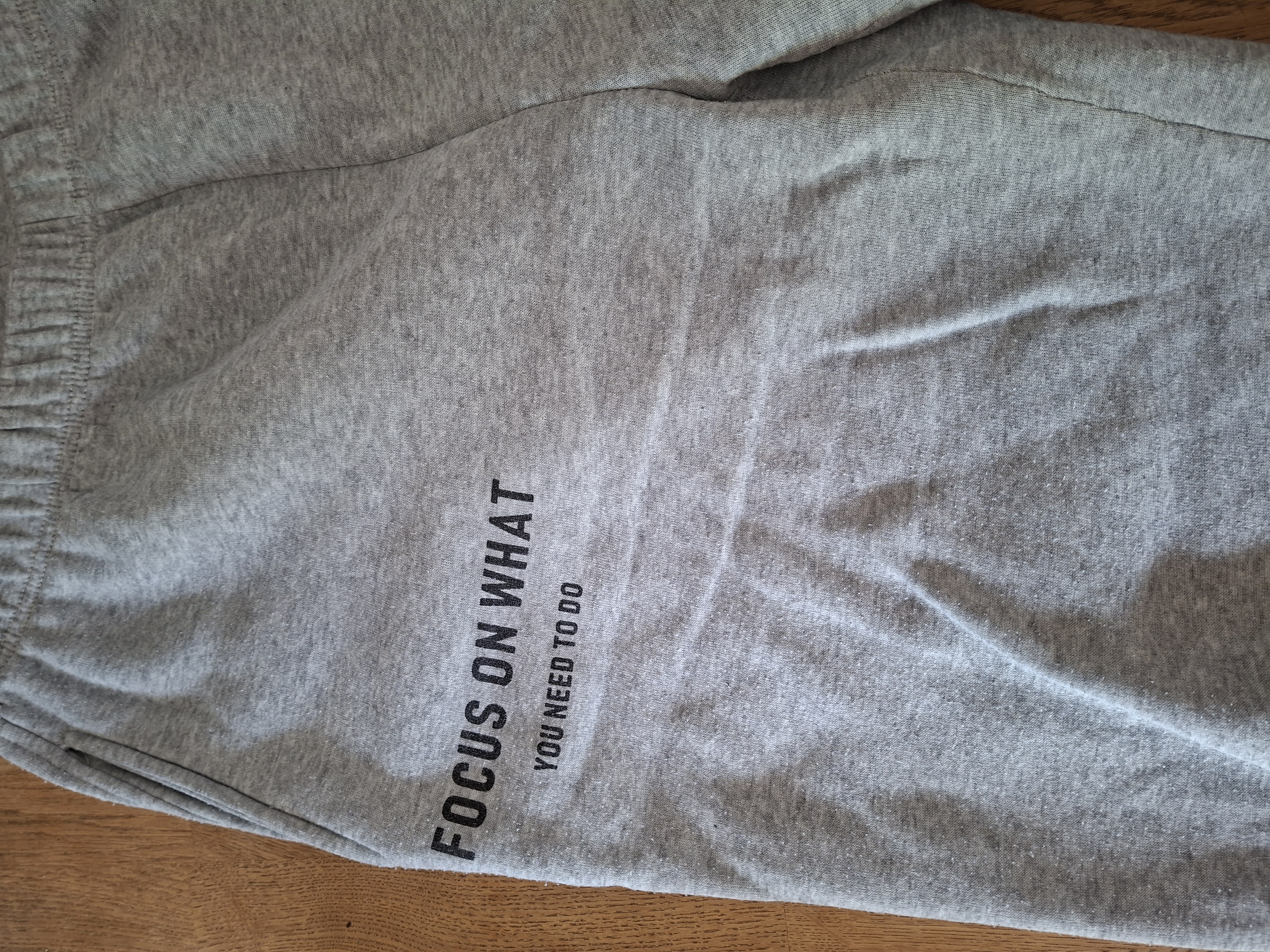 20260521_154050 Shein joggingbroek grijs "Focus on What" print maat XL