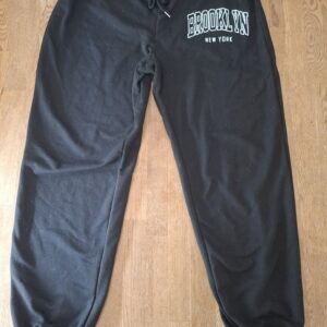 20260521_154420 Shein joggingbroek zwart "Brooklyn New York" print maat L