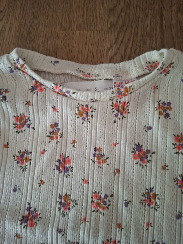 20260523_092247 Zara meisjes t-shirt ecru bloemenprint maat 110