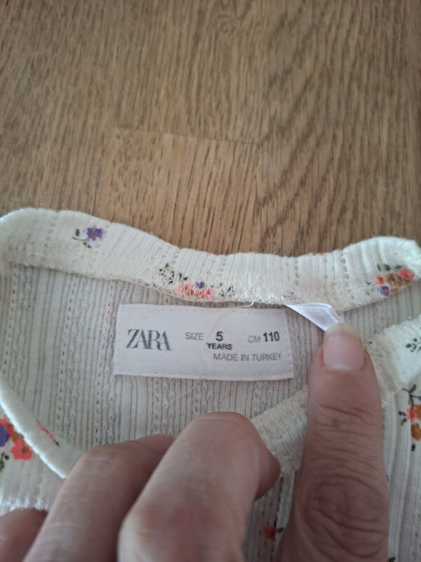 20260523_092252 Zara meisjes t-shirt ecru bloemenprint maat 110