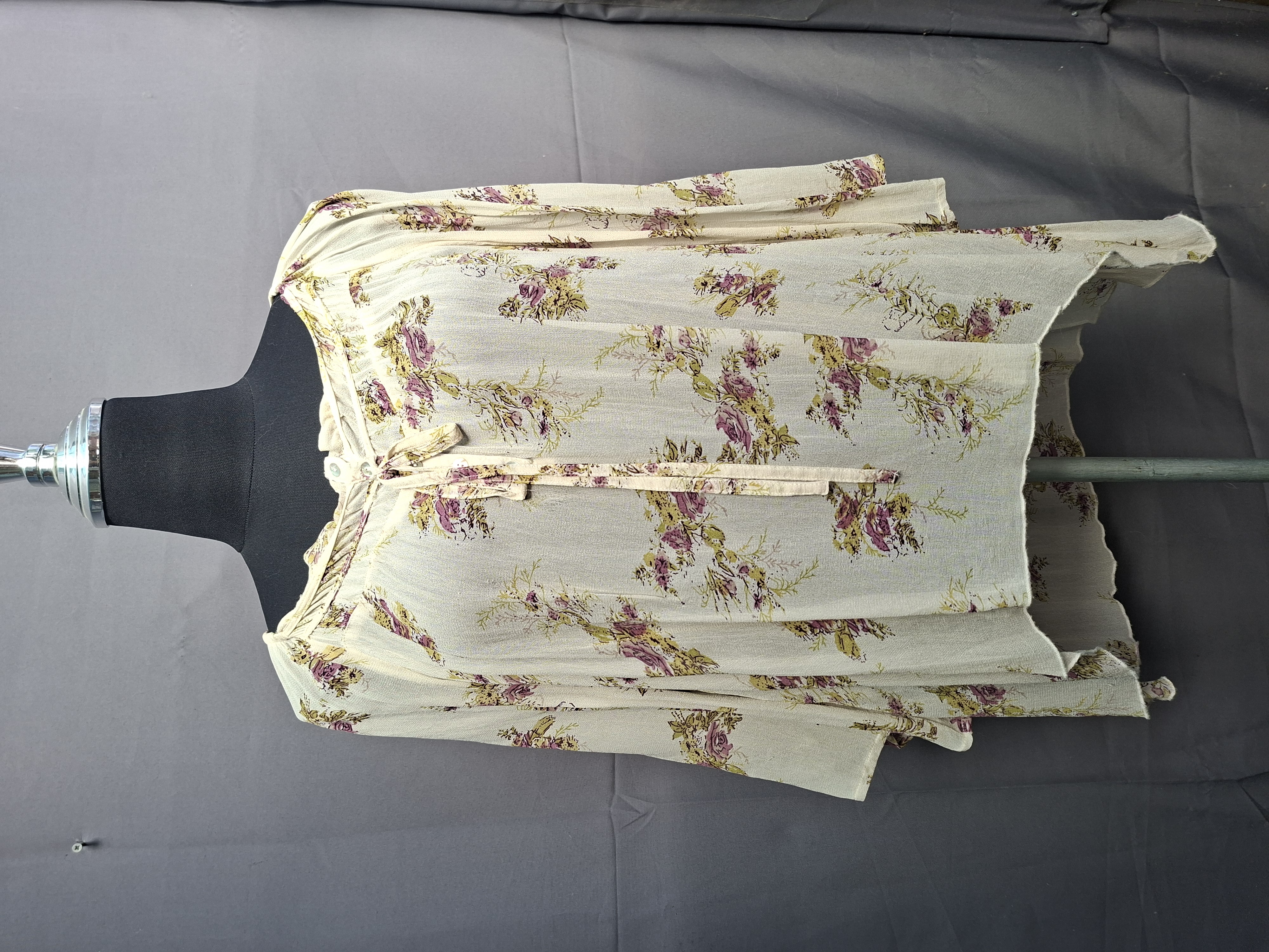 20260526_091932 Blouse ecru bloemenprint vleermuismouw maat 42
