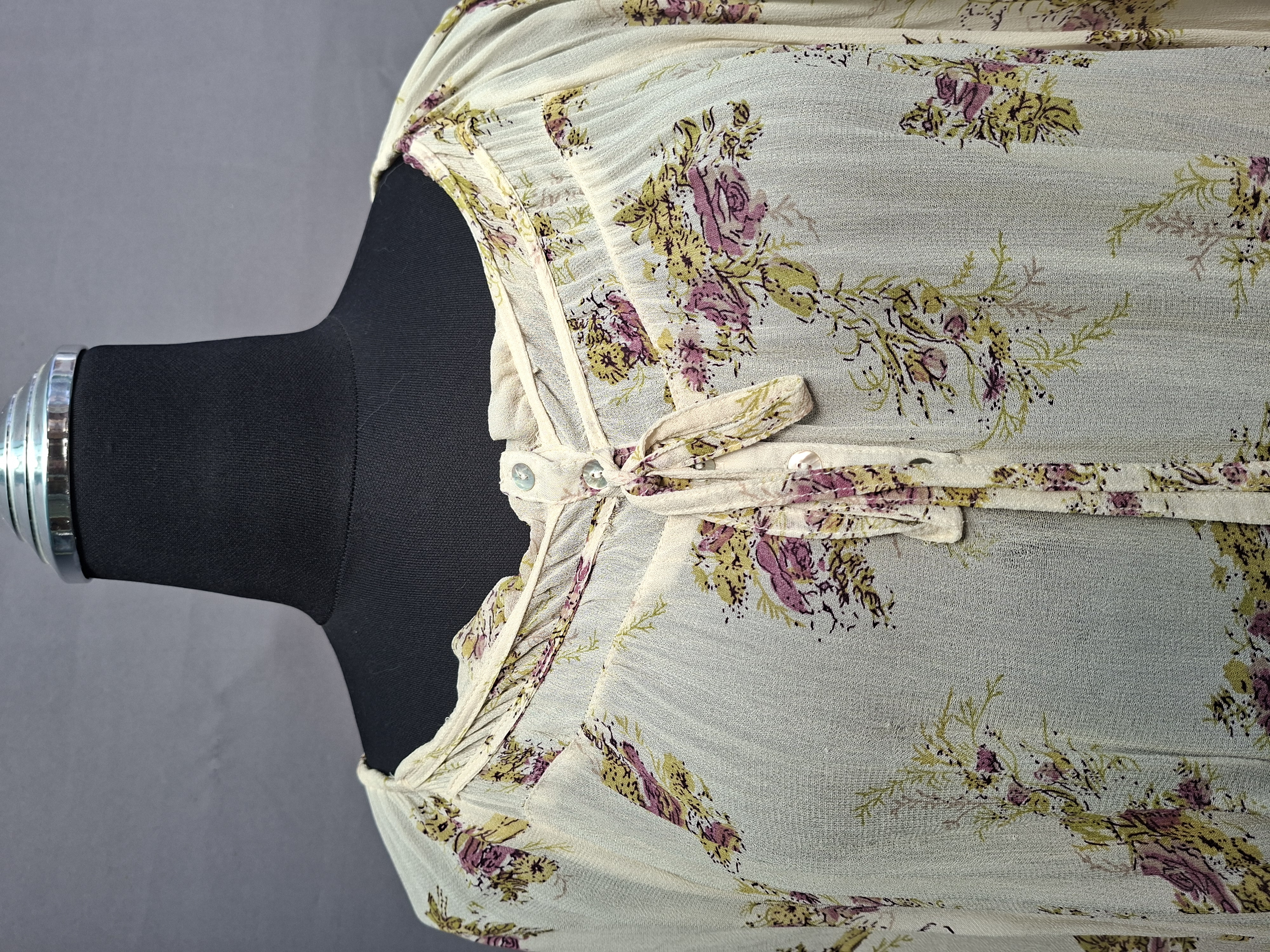 20260526_091936 Blouse ecru bloemenprint vleermuismouw maat 42