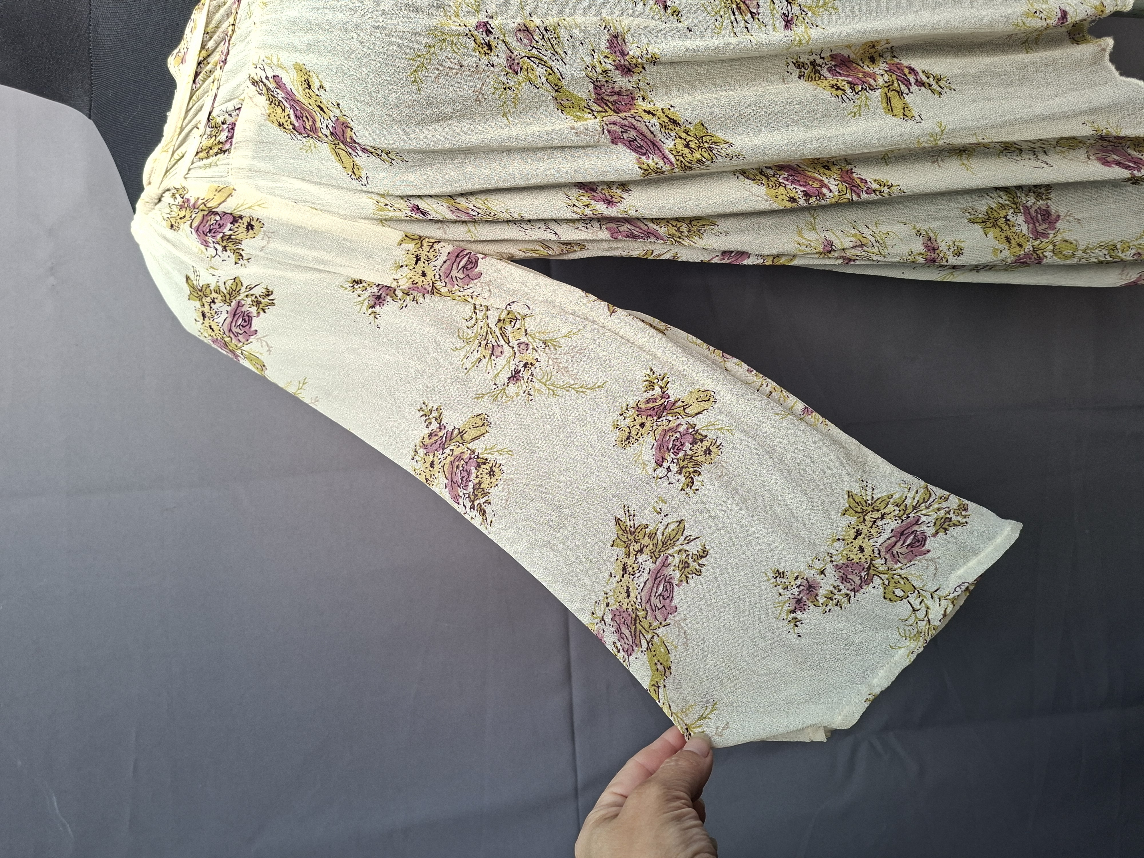 20260526_091944 Blouse ecru bloemenprint vleermuismouw maat 42