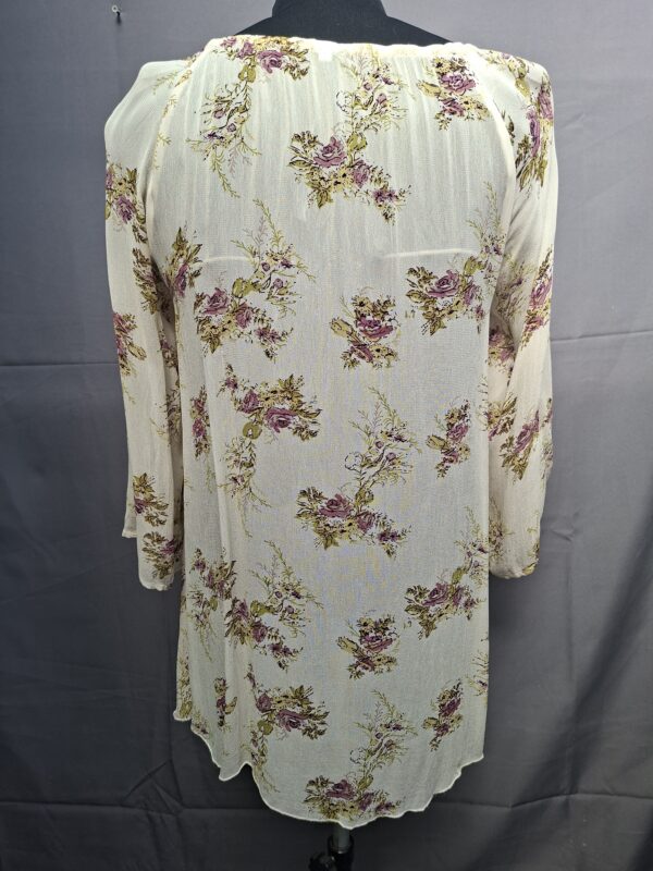 20260526_091952 Blouse ecru bloemenprint vleermuismouw maat 42