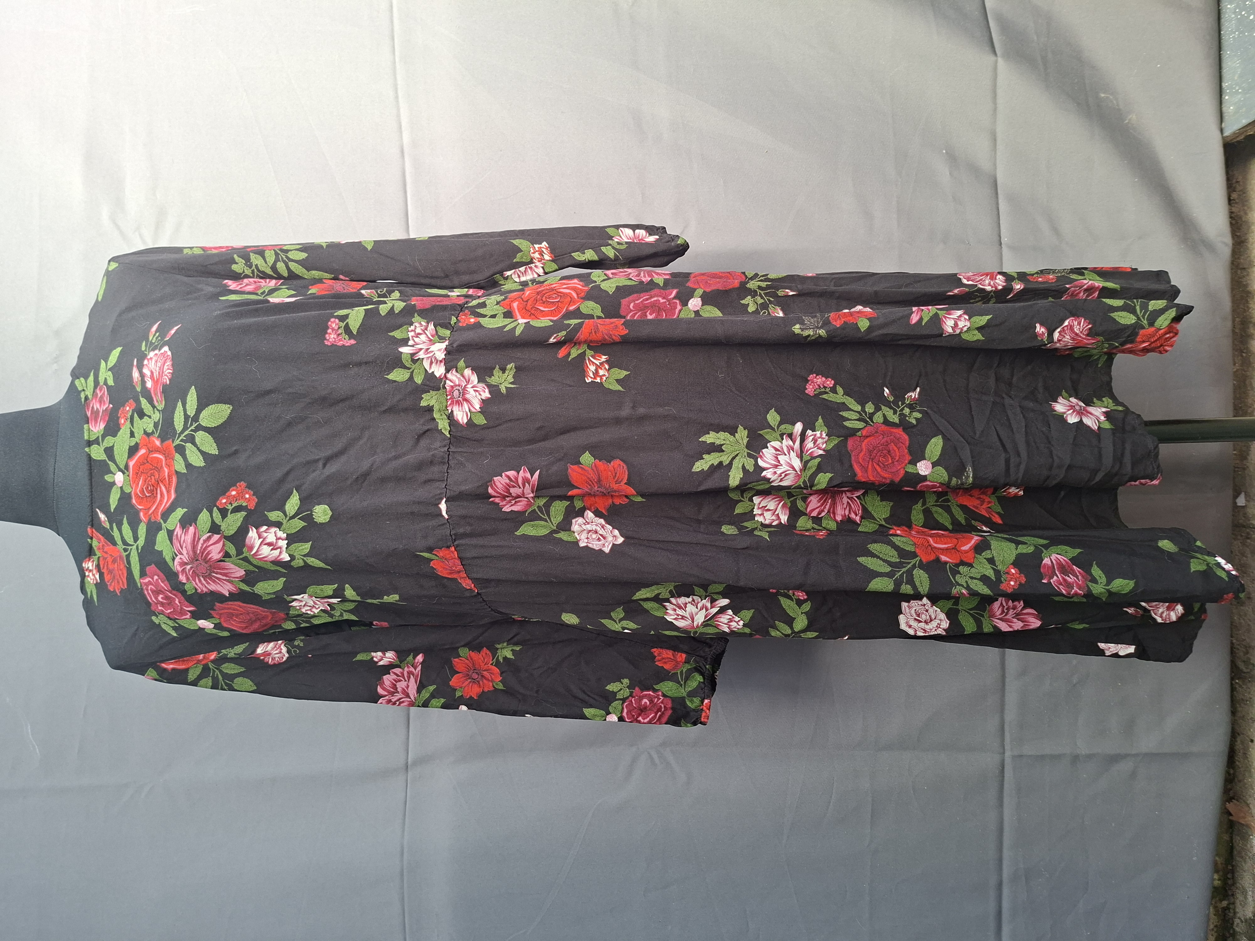 20260526_092928 bpc bonprix collection midi-jurk zwart met bloemenprint