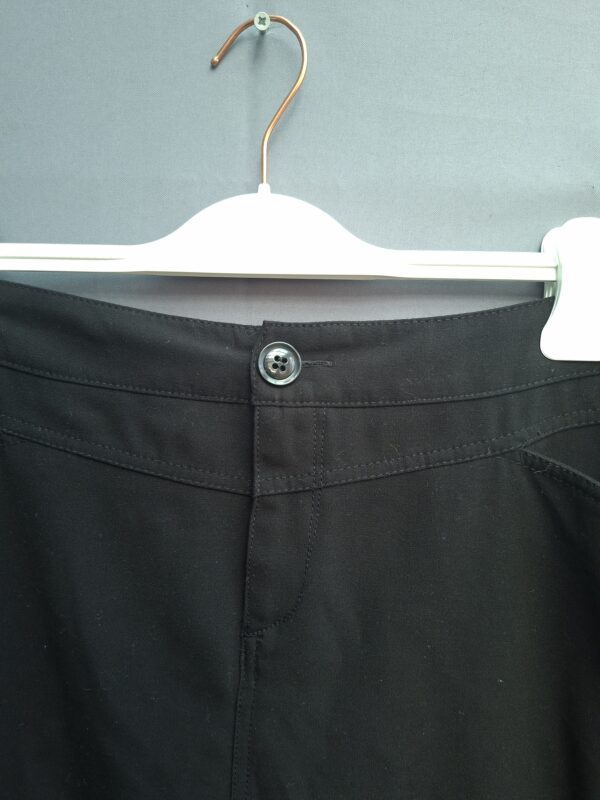 Yessica rok zwart met knoopsluiting en split
