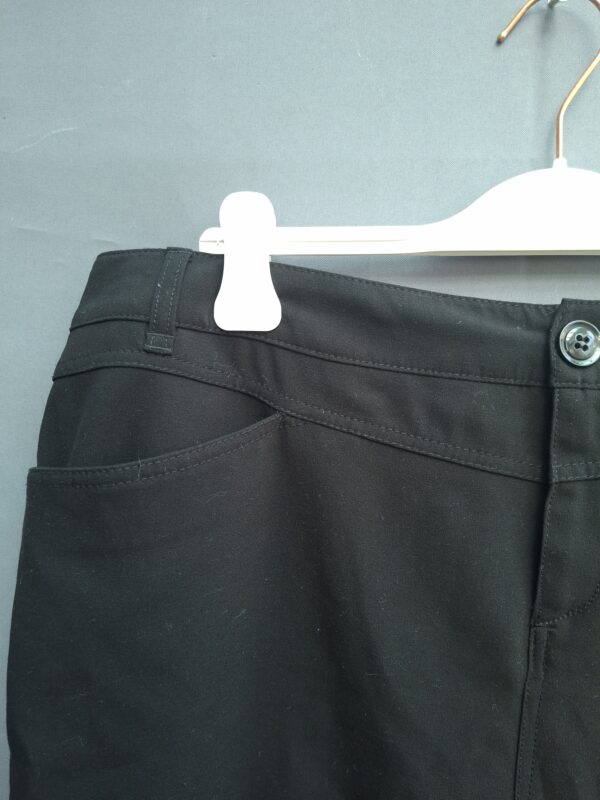 Yessica rok zwart met knoopsluiting en split