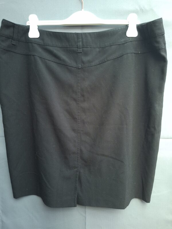 Yessica rok zwart met knoopsluiting en split