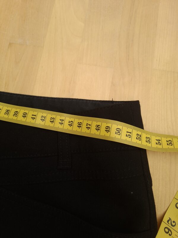 Yessica rok zwart met knoopsluiting en split