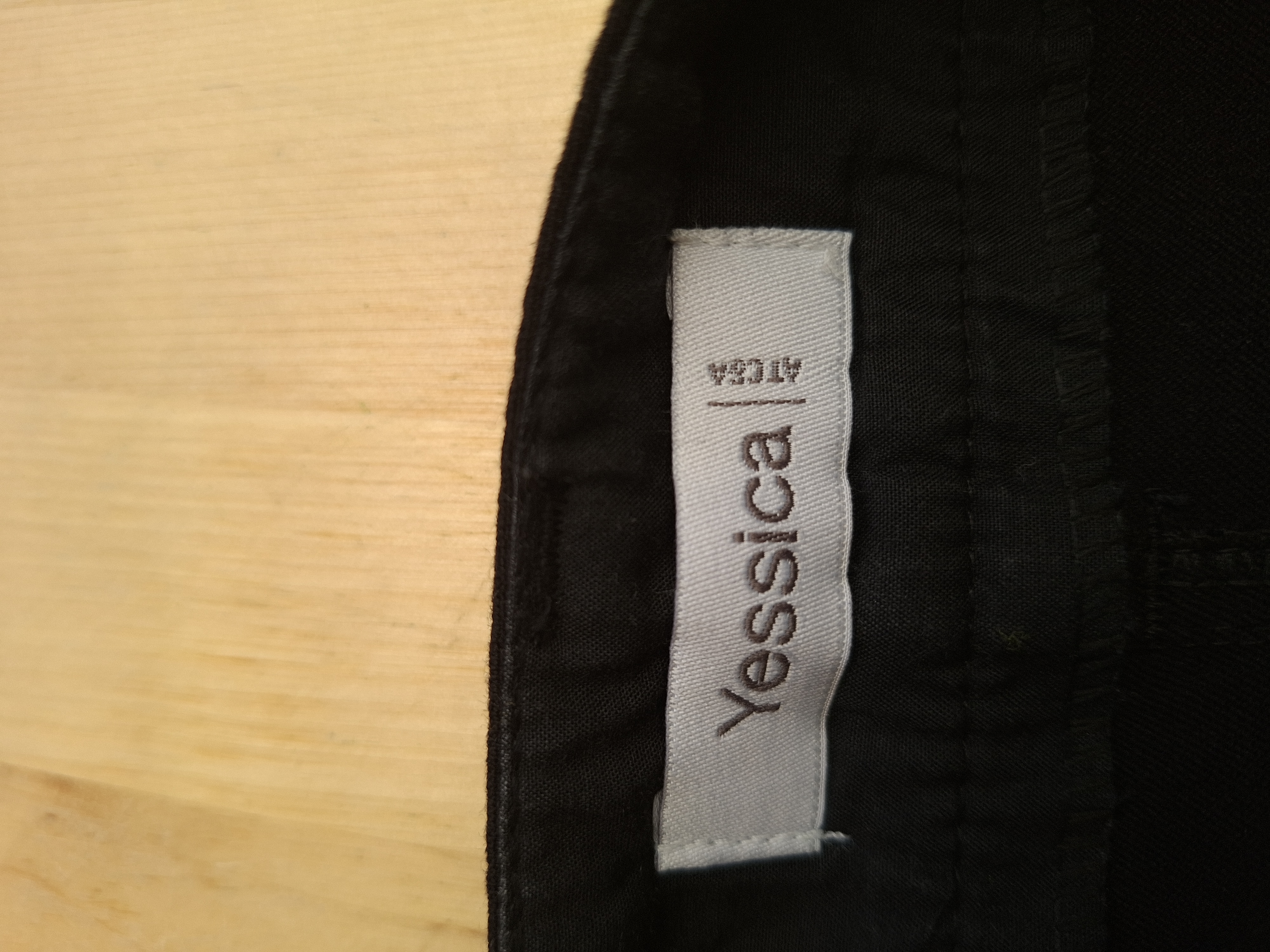 Yessica rok zwart met knoopsluiting en split