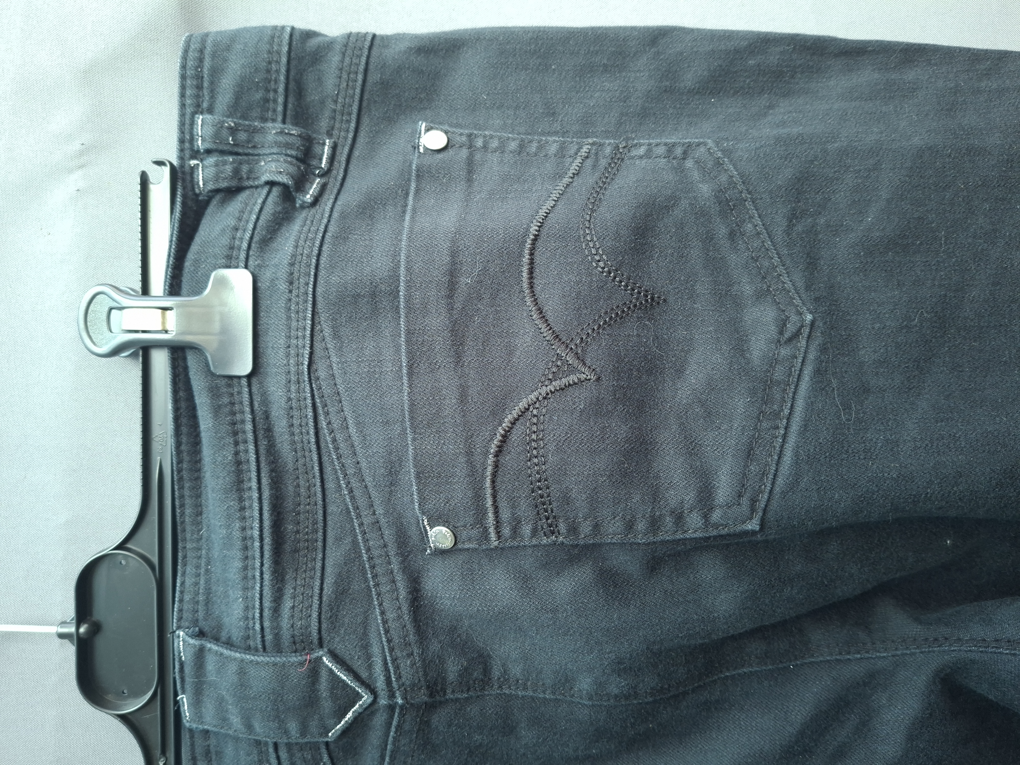 Yessica capri jeans zwart met sierstiksels