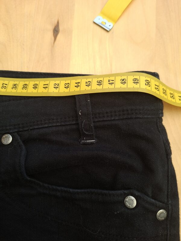 Yessica capri jeans zwart met sierstiksels