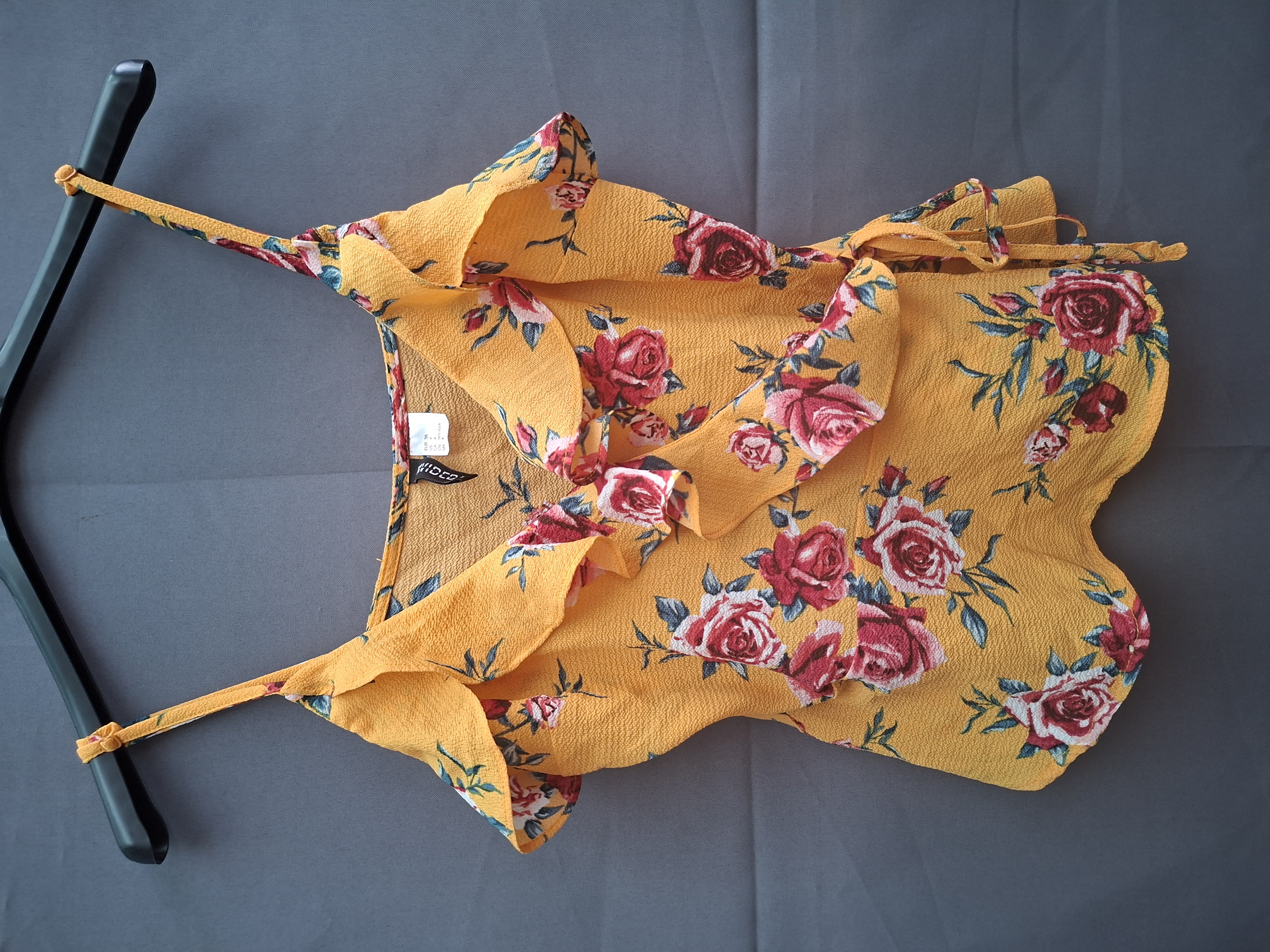 H&M Divided top geel met rozenprint en volant maat 36