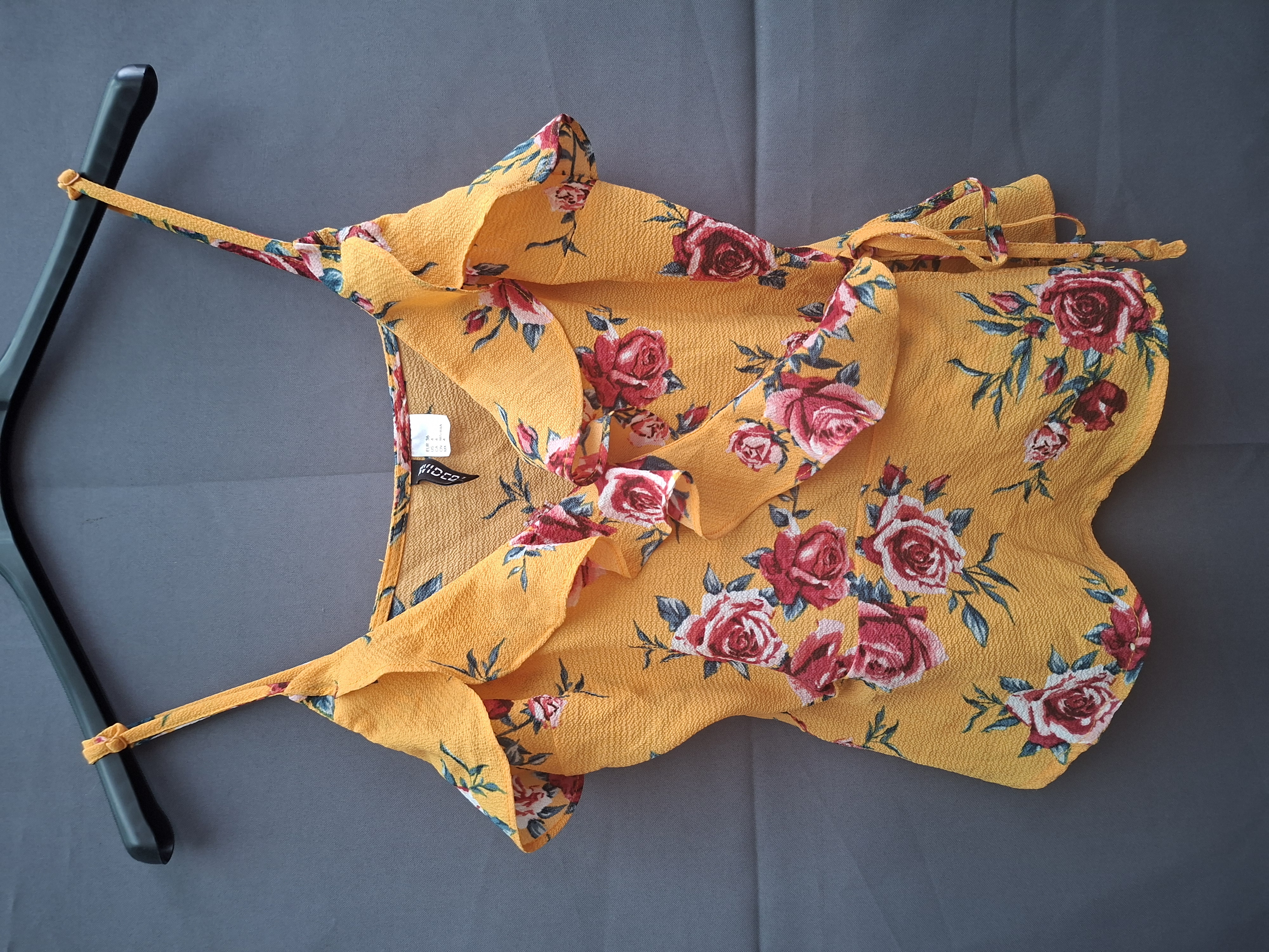 H&M Divided top geel met rozenprint en volant maat 36