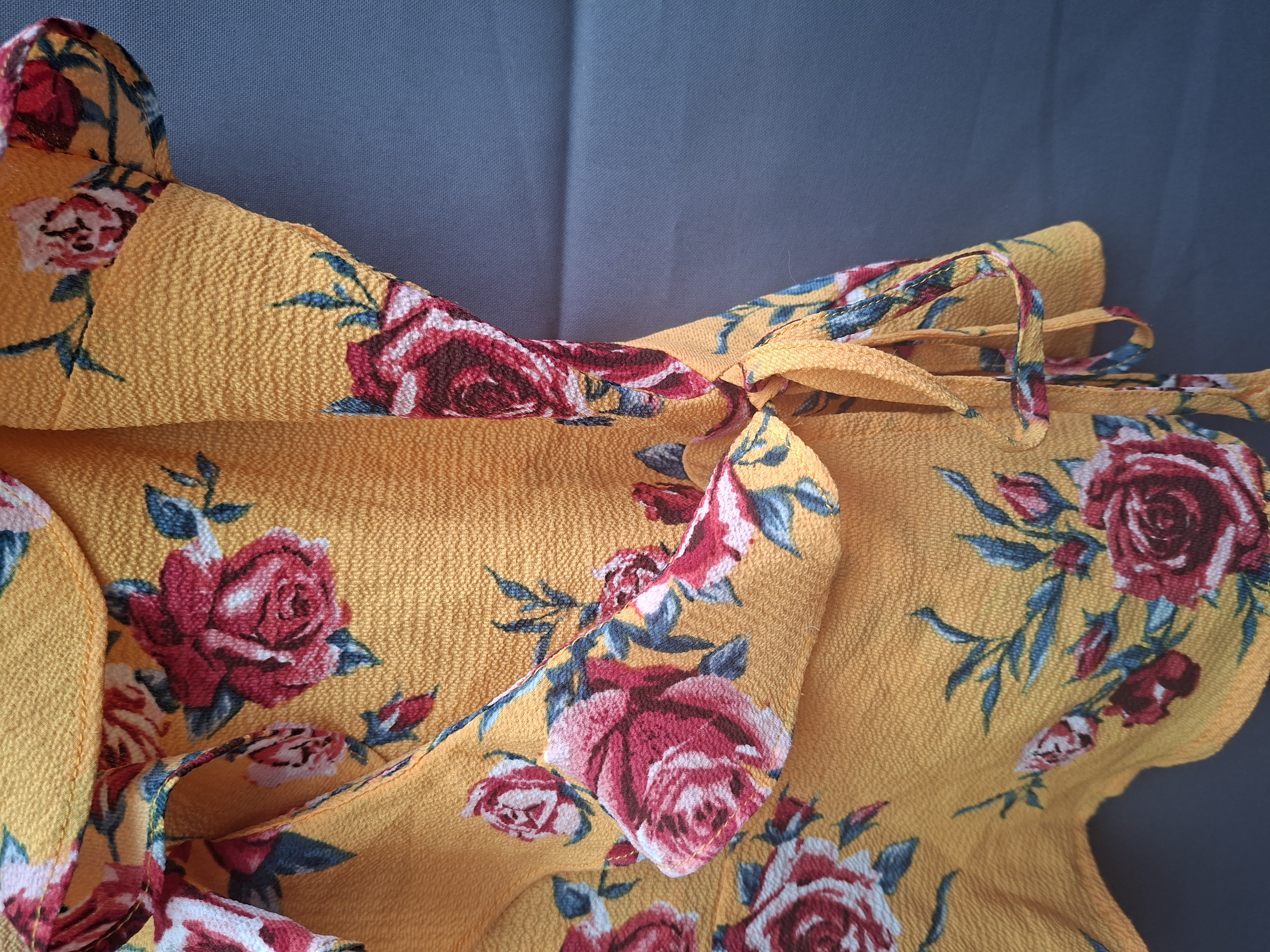 H&M Divided top geel met rozenprint en volant maat 36