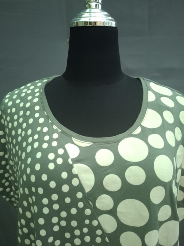 Ulla Popken t-shirt olijfgroen met stippenprint maat 50/52