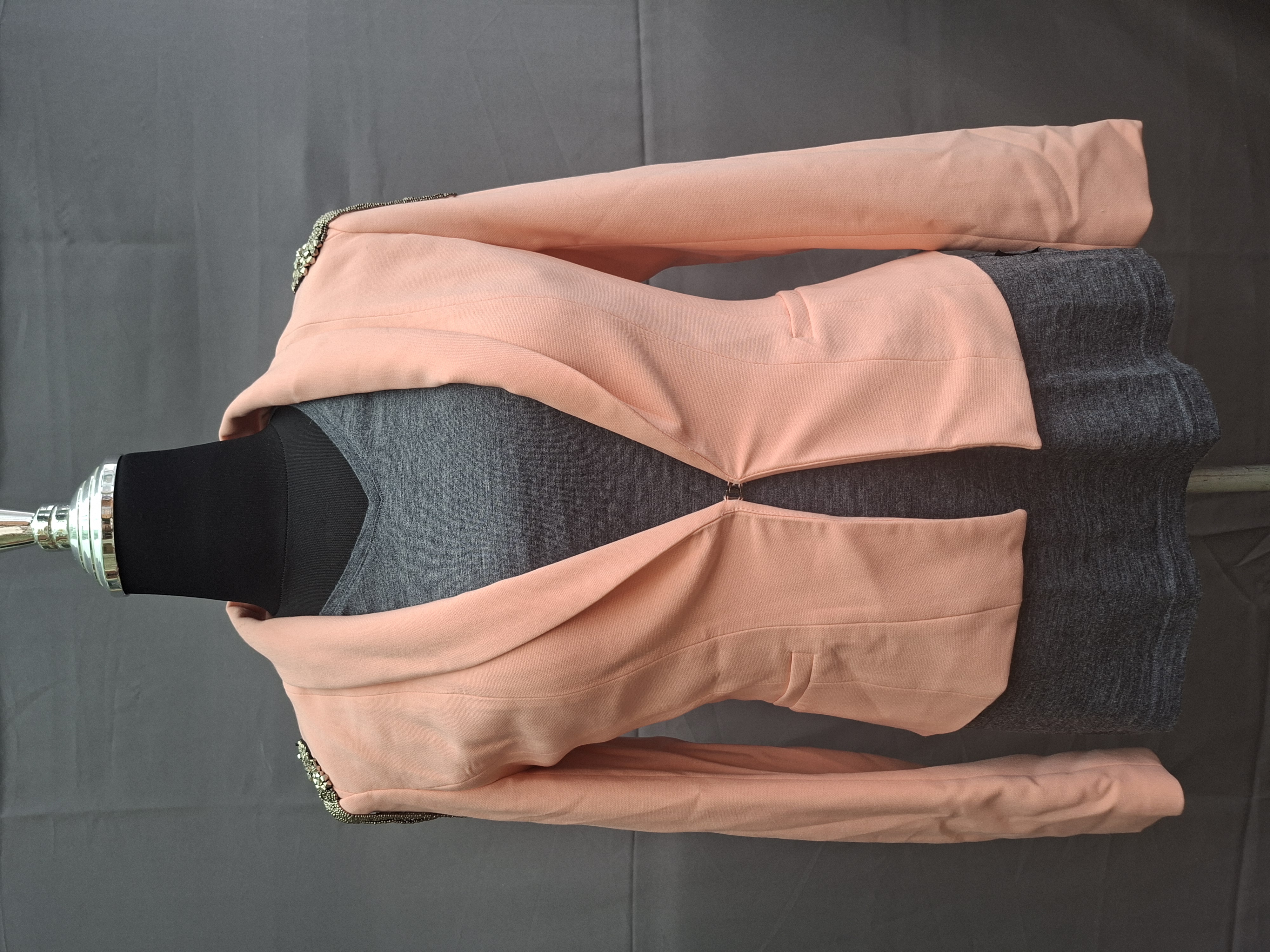 Drole de Copine Paris blazer zalm met zilveren kralenversiering op schouders