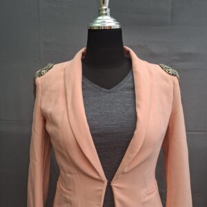 Drole de Copine Paris blazer zalm met zilveren kralenversiering op schouders