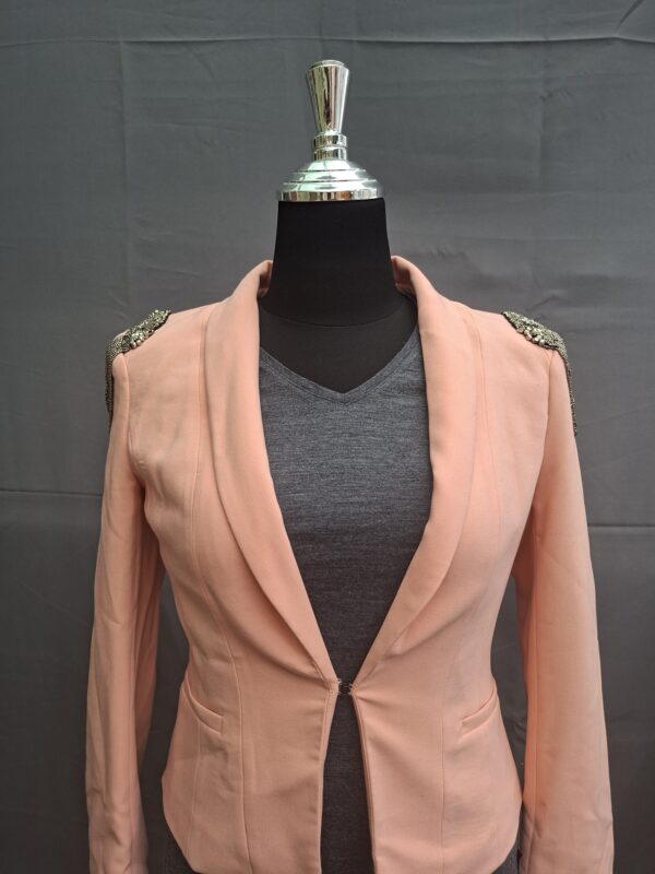Drole de Copine Paris blazer zalm met zilveren kralenversiering op schouders