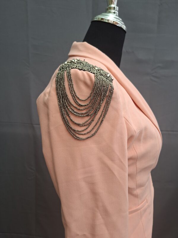 Drole de Copine Paris blazer zalm met zilveren kralenversiering op schouders