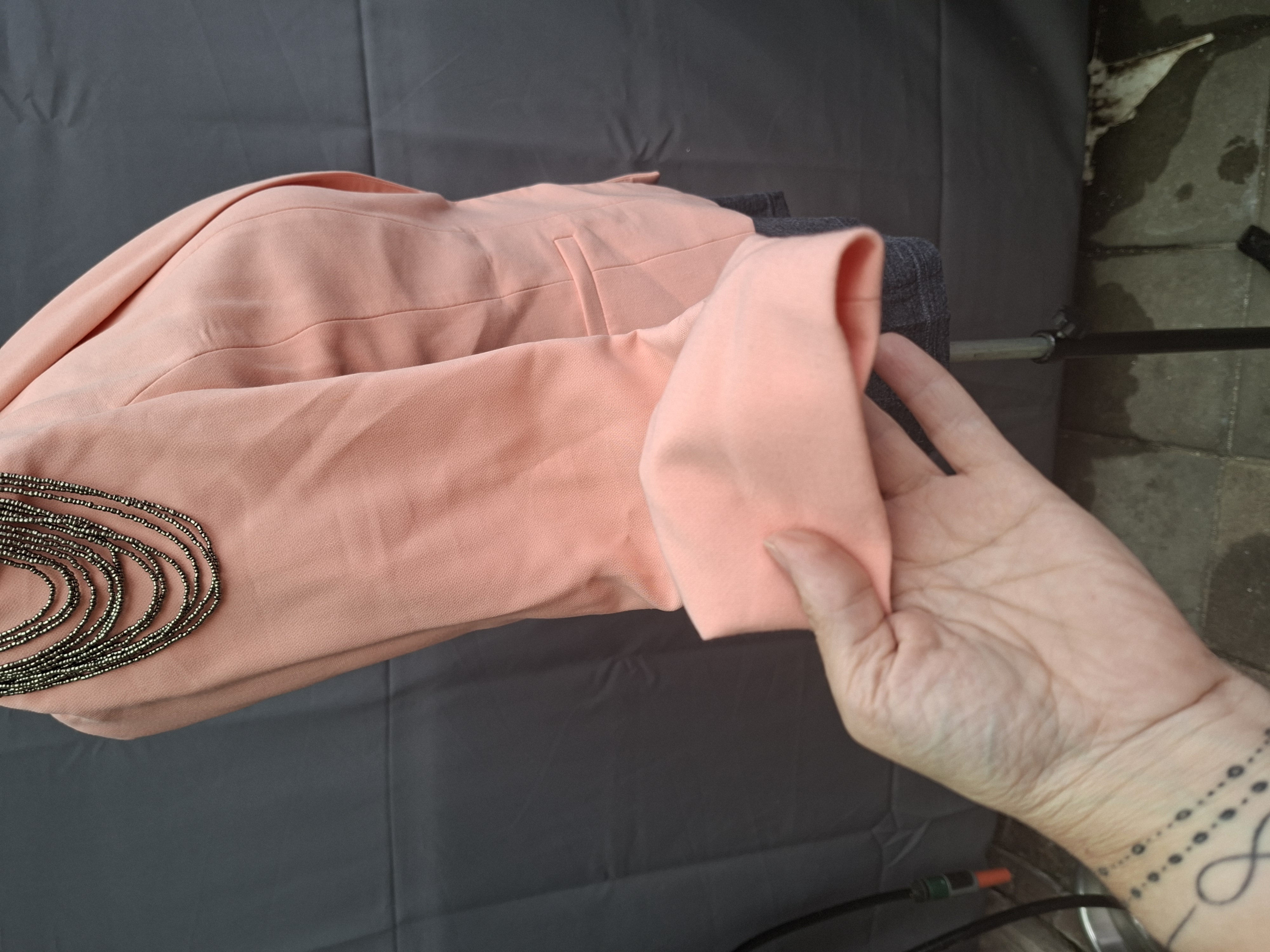 Drole de Copine Paris blazer zalm met zilveren kralenversiering op schouders