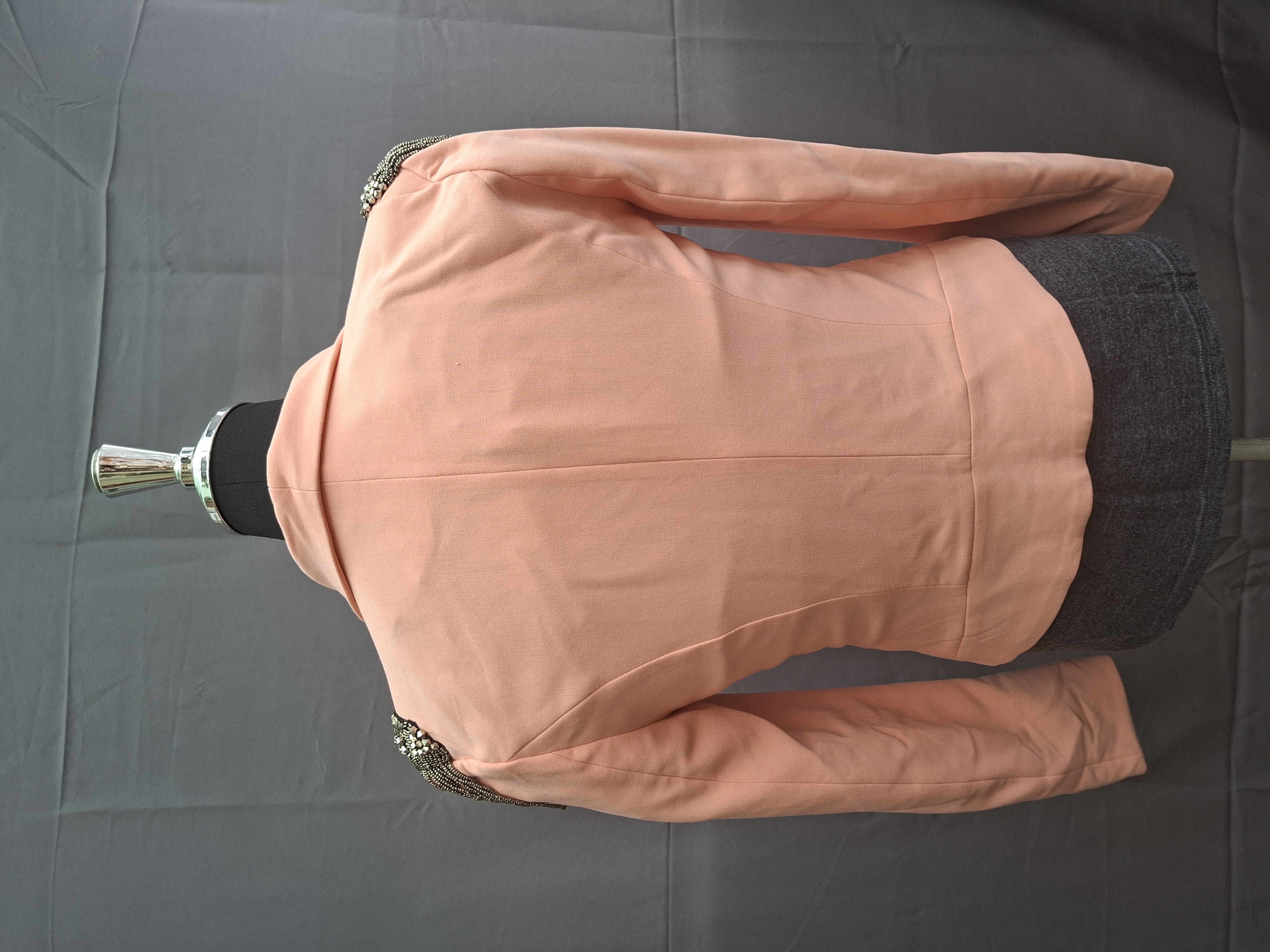 Drole de Copine Paris blazer zalm met zilveren kralenversiering op schouders