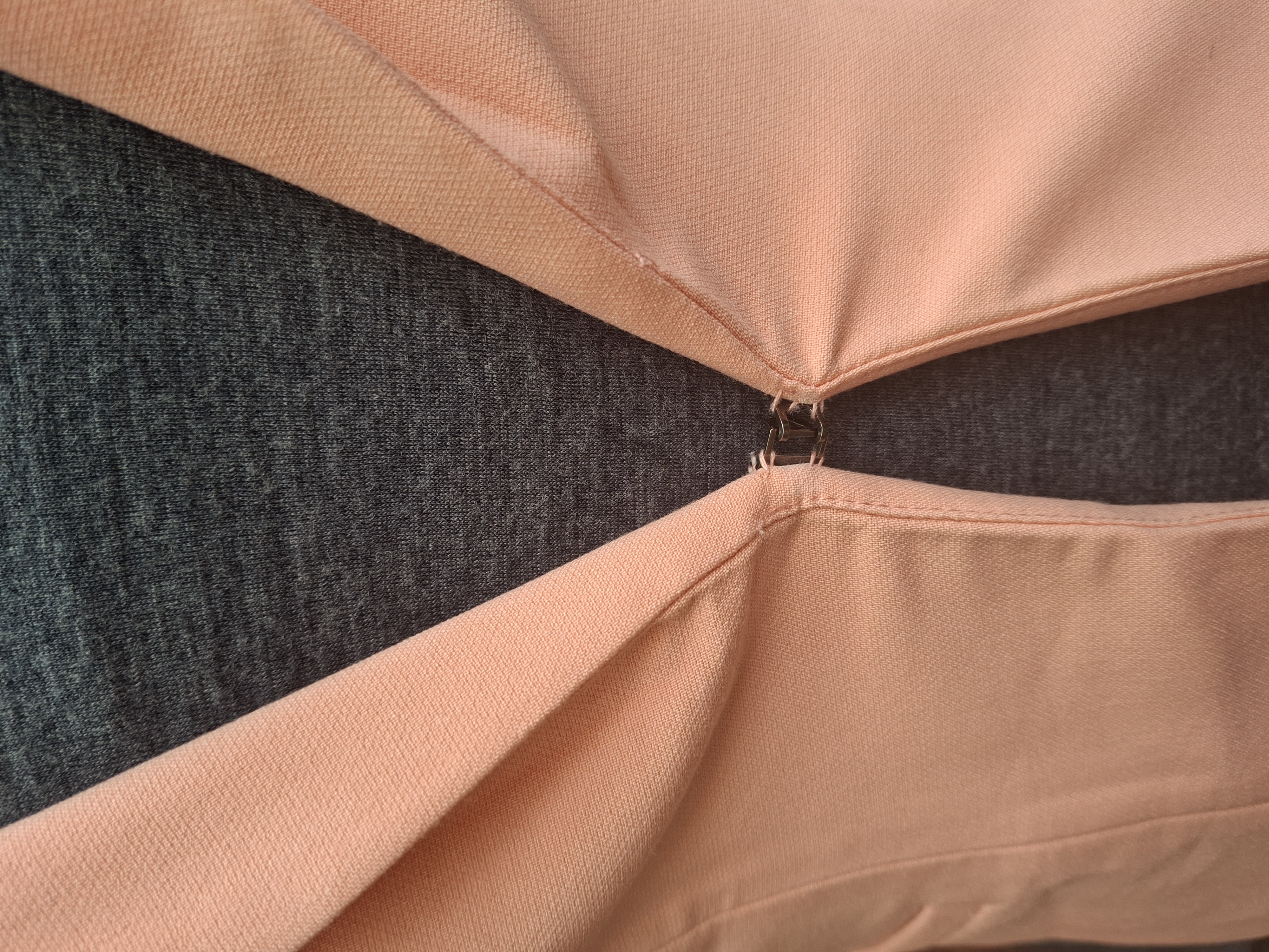 Drole de Copine Paris blazer zalm met zilveren kralenversiering op schouders