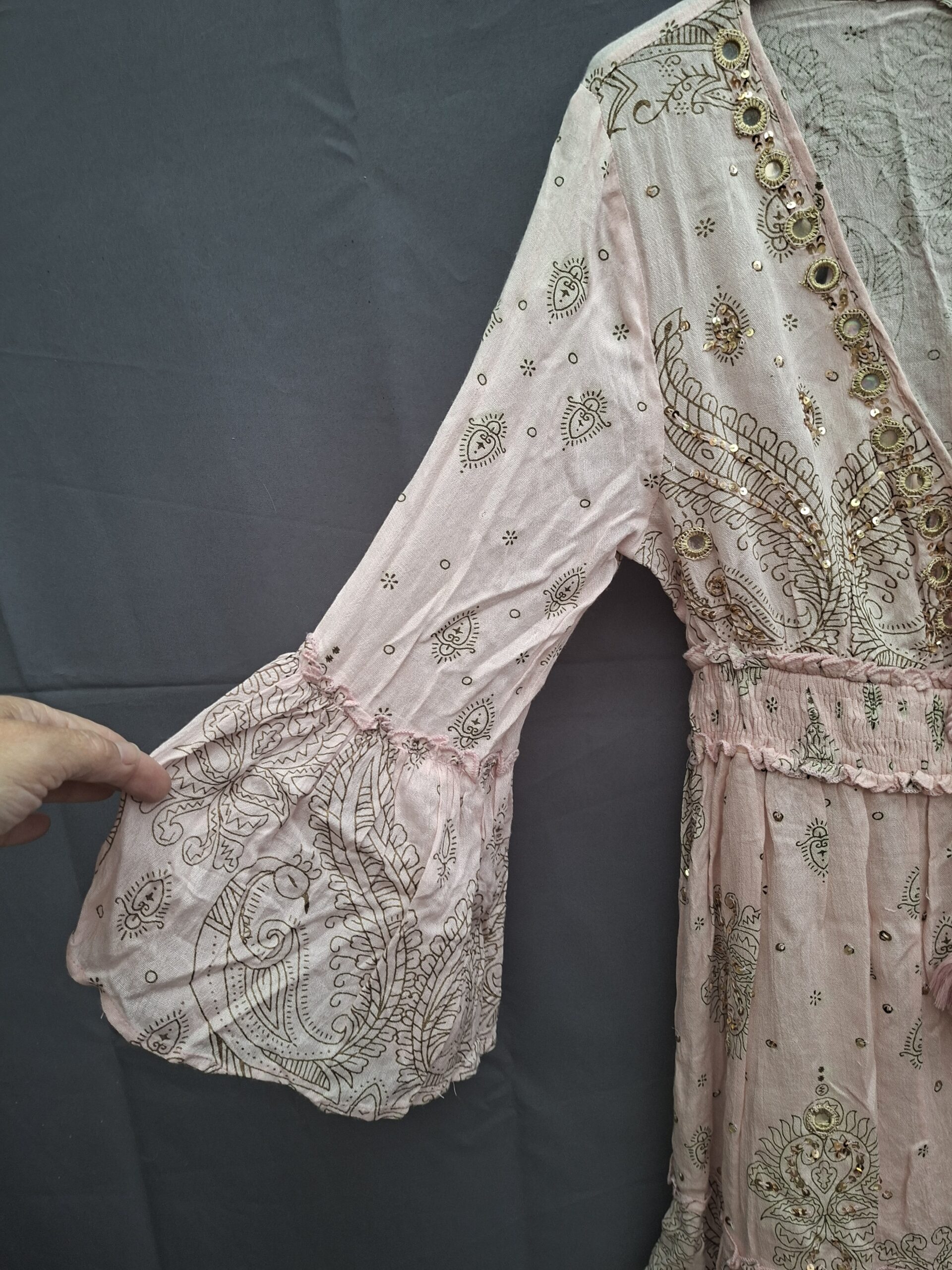 Anisa Spain boho jurk lichtroze/zalm paisley print gouden