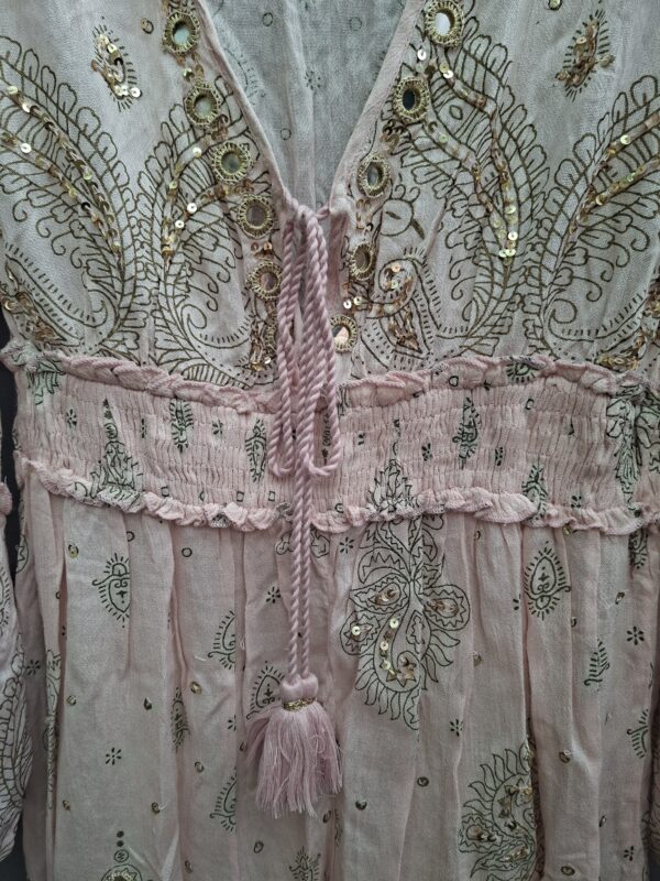 Anisa Spain boho jurk lichtroze/zalm paisley print gouden