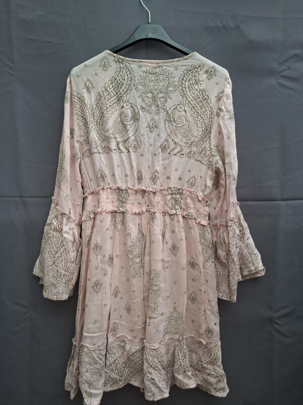 Anisa Spain boho jurk lichtroze/zalm paisley print gouden