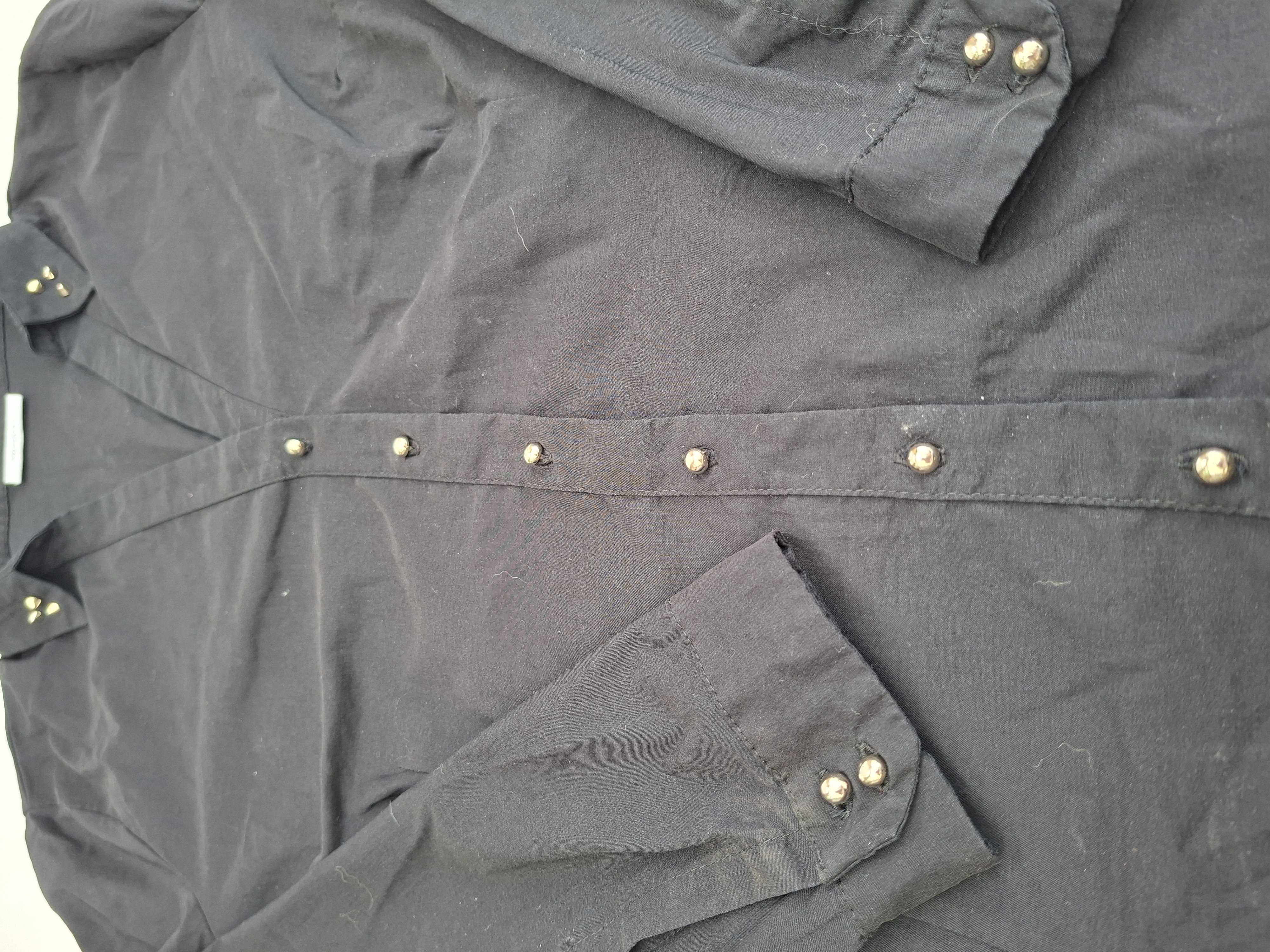 20260606_132928 Yessica C&A dames blouse zwart gouden studs V-hals lange mouwen maat 44 XL