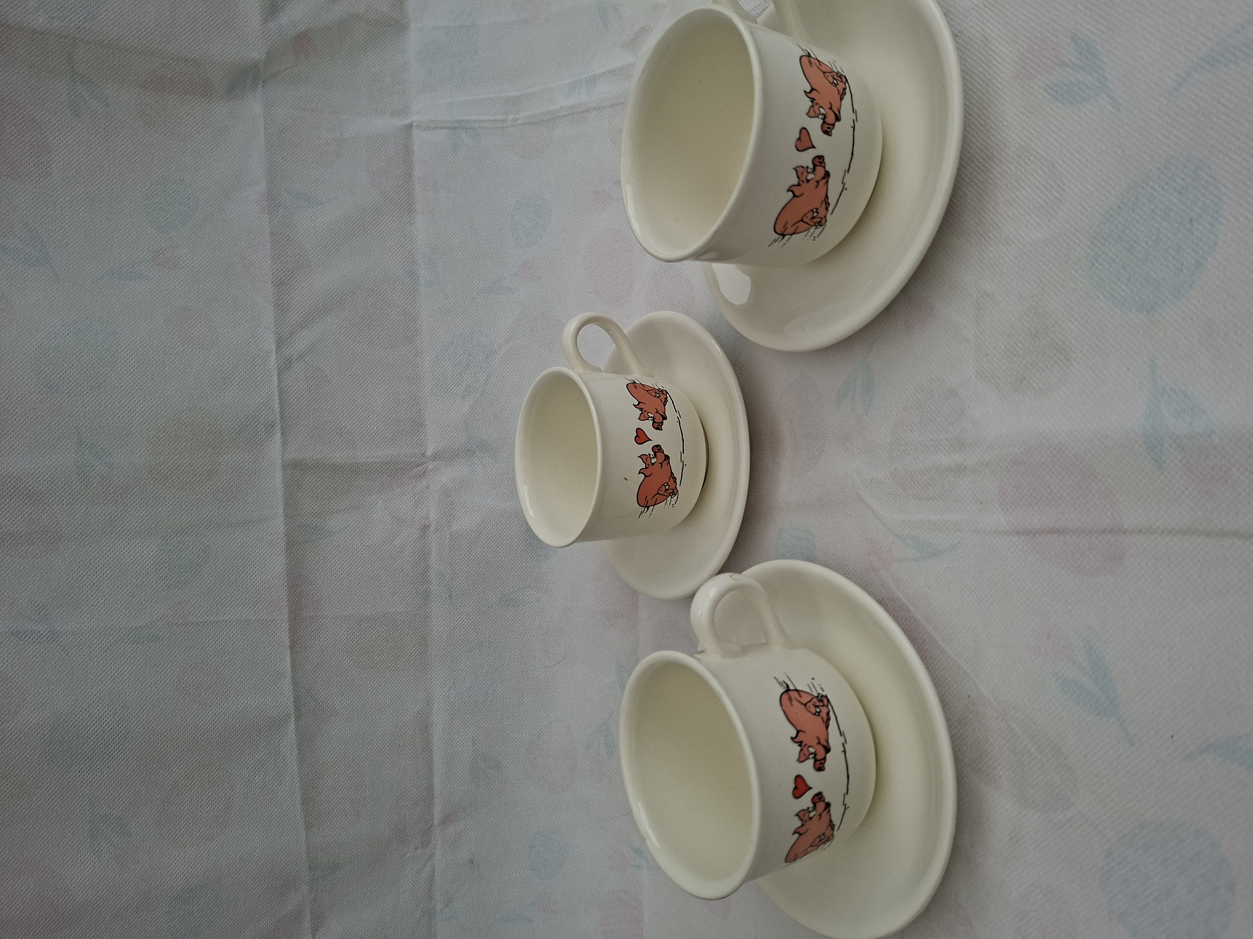 Vintage koffiekopjes set 3 stuks met schoteltjes verliefde varkentjes print crèmewit porselein