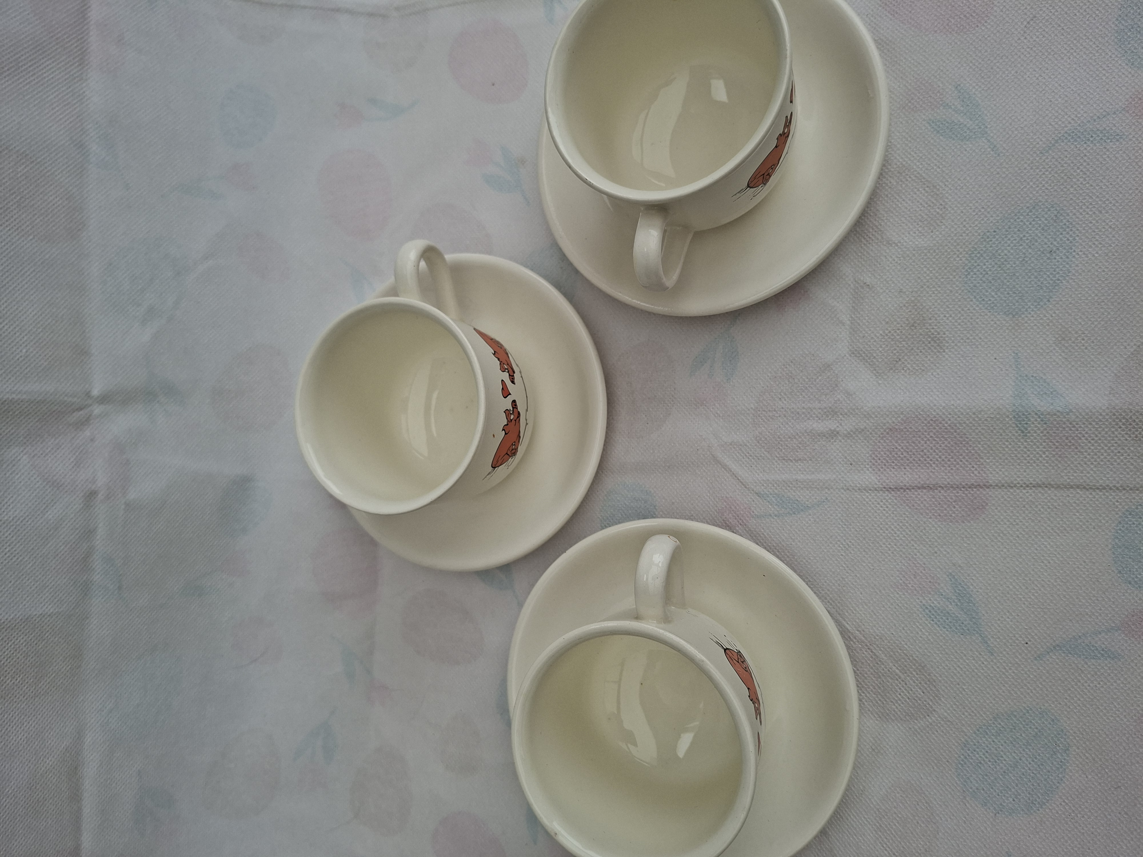 20260606_135510 Vintage koffiekopjes set 3 stuks met schoteltjes verliefde varkentjes print crèmewit porselein