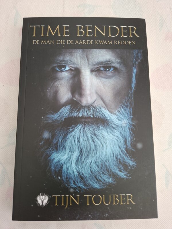 20260606_140352 Time Bender de man die de aarde kwam redden Tijn Touber softcover roman