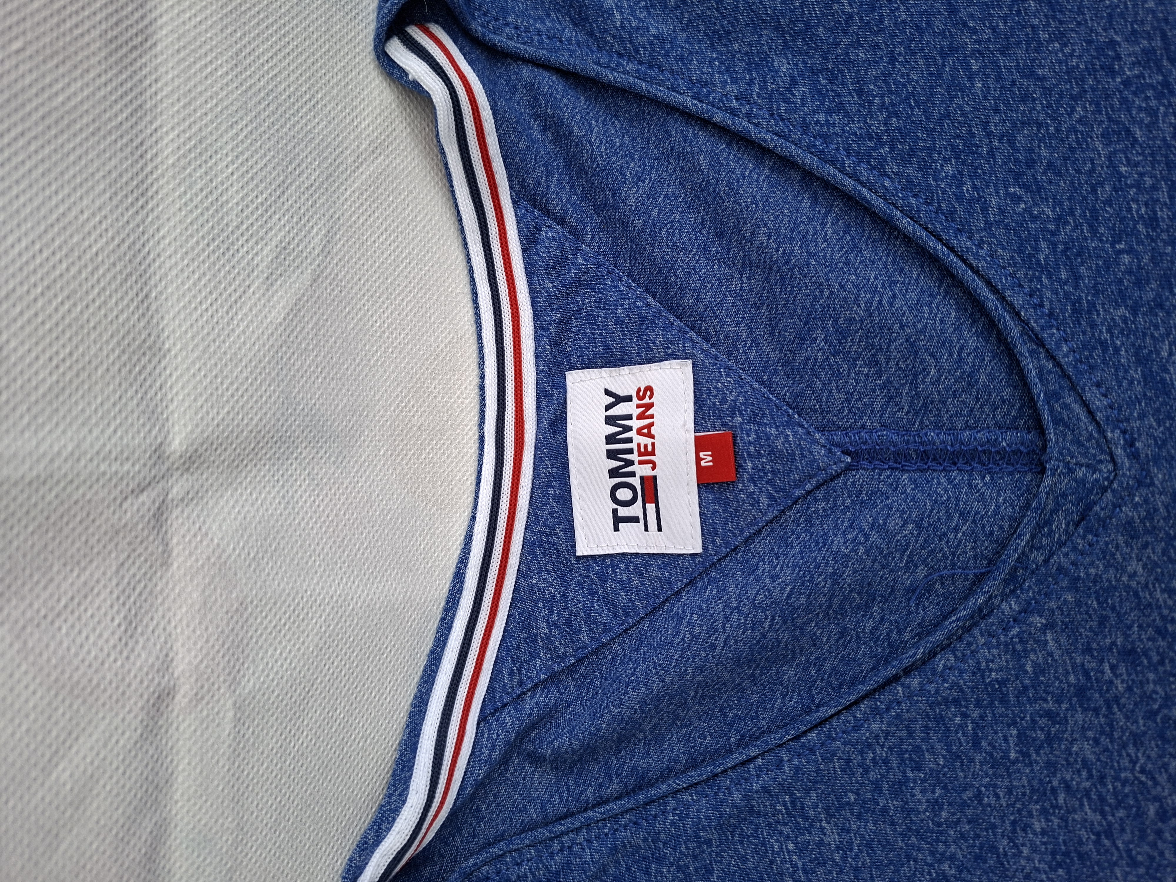 20260609_163924 Tommy Jeans T-shirt V-hals