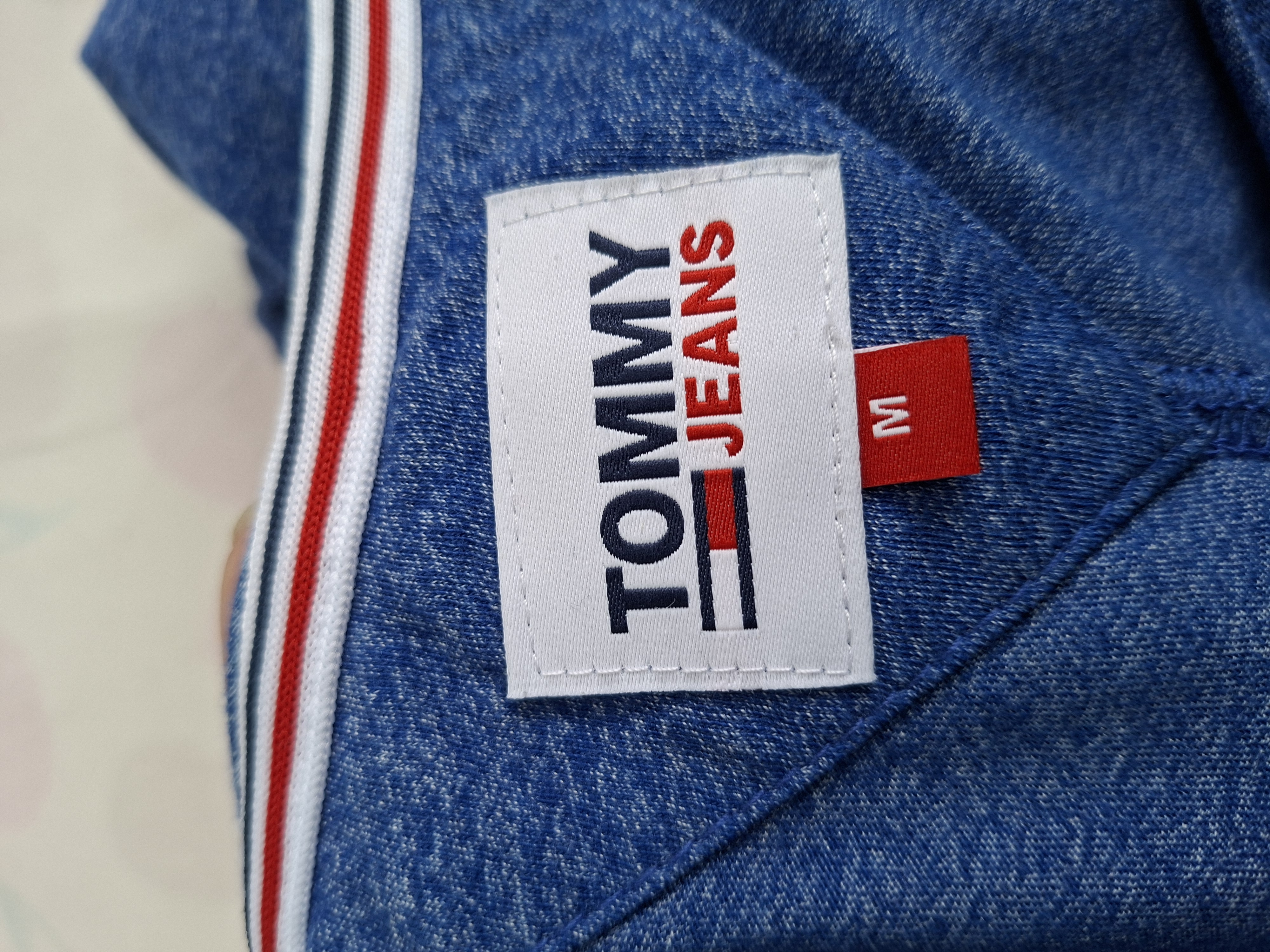 20260609_164023 Tommy Jeans T-shirt V-hals